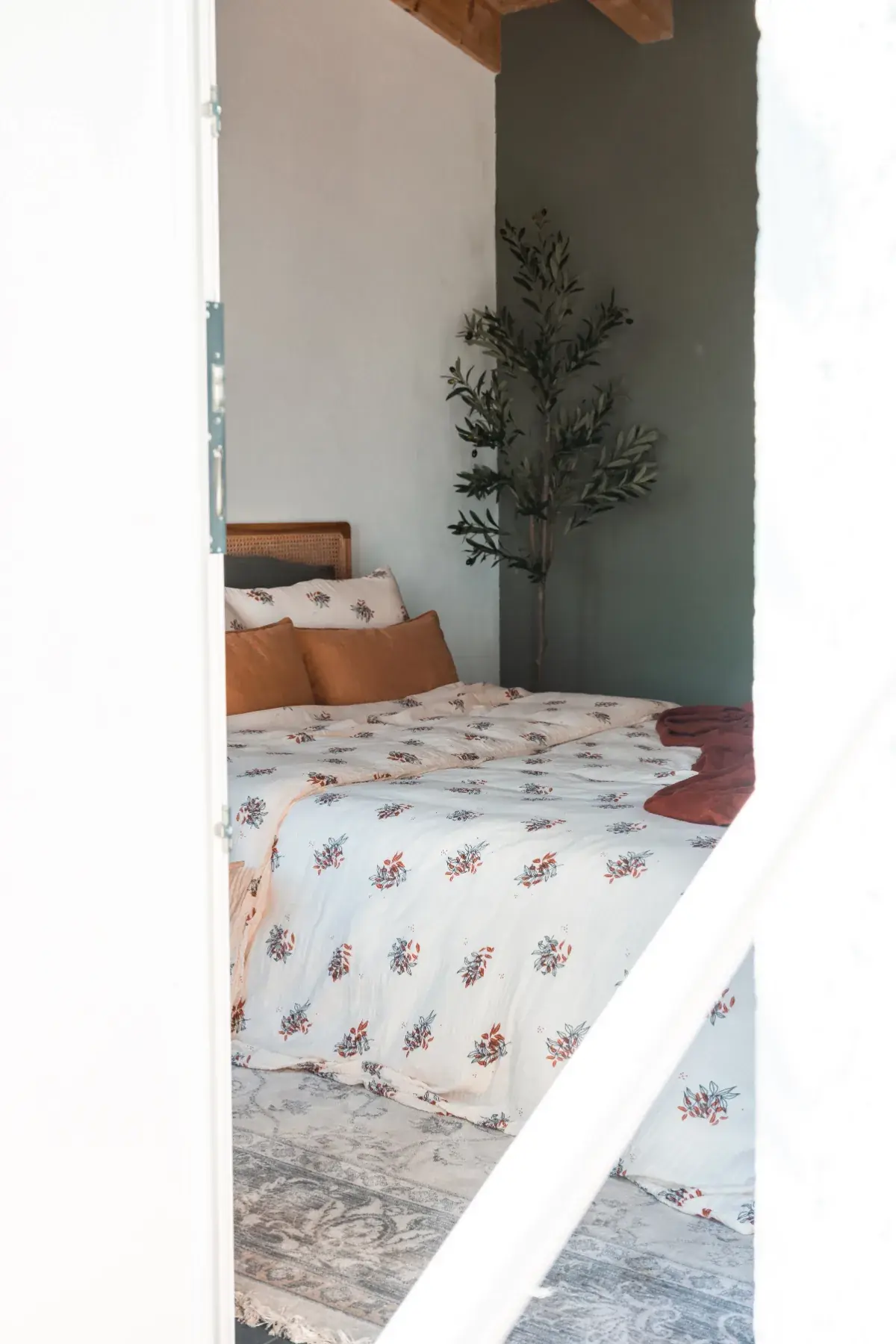Chambre du Cabanon des Vignes avec lit double et linge de lit fleuri