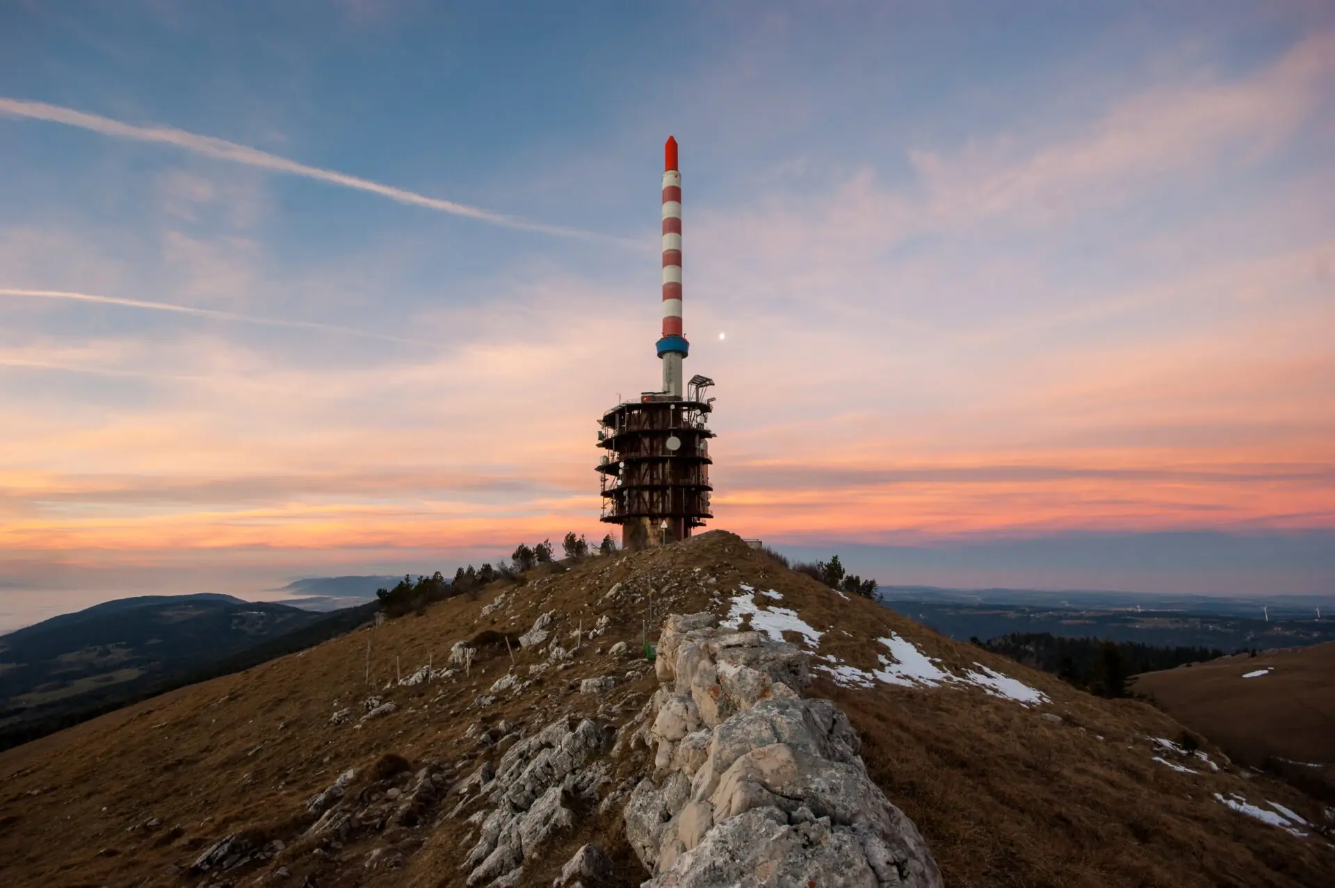 Antenne du sommet du Chasseral au coucher du soleil
